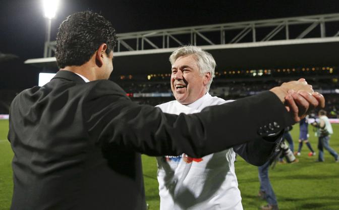 Il presidente Al-Khelaifi festeggia con Ancelotti. Reuters